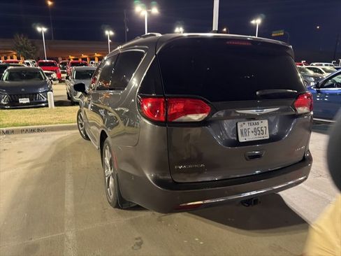 Used 2017 Chrysler Pacifica Limited image 3