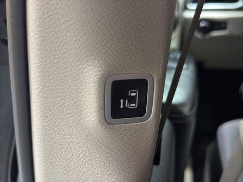 Used 2023 Chrysler Voyager LX image 15