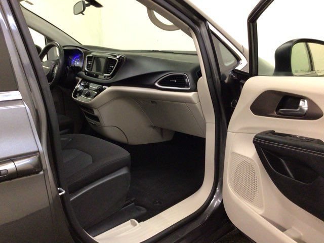 Used 2022 Chrysler Voyager LX FWD image 13