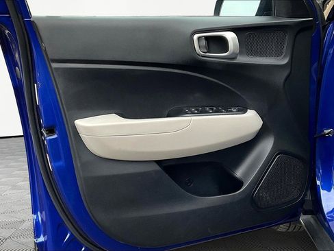 Used 2020 Hyundai Venue SEL image 21