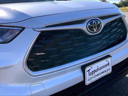 Used 2023 Toyota Highlander LE AWD/4WD image 30