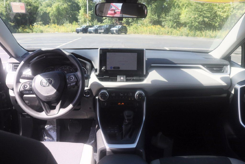 Used 2025 Toyota RAV4 XLE AWD/4WD image 22