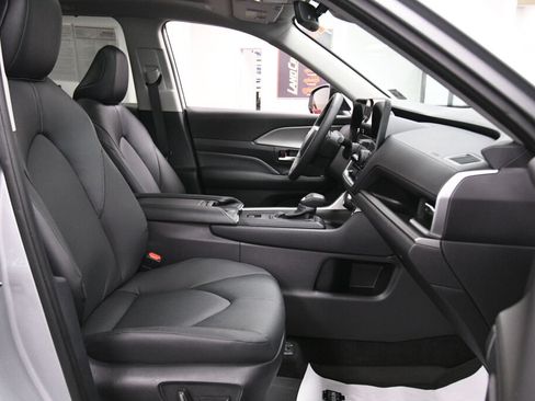 Used 2025 Toyota Grand Highlander AWD image 30