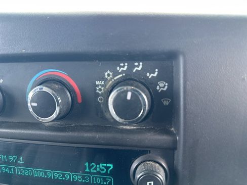 Used 2018 Chevrolet Express 2500 image 23