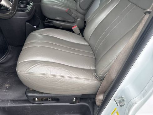 Used 2018 Chevrolet Express 2500 w/ Driver Convenience Package RWD image 17