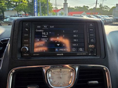 Used 2016 Chrysler Town & Country Touring w/ Driver Convenience Group FWD image 22