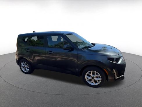 Used 2025 Kia Soul LX w/ LX Technology Package FWD image 2