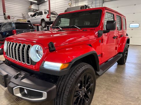 Certified 2025 Jeep Wrangler Unlimited Sahara AWD/4WD image 36