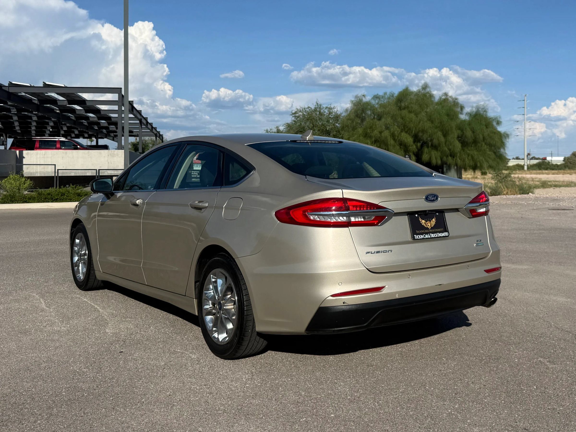 Used 2019 Ford Fusion SE FWD image 2