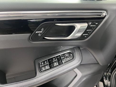 Certified 2025 Porsche Macan AWD/4WD image 24