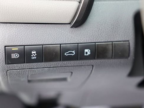 Used 2018 Toyota Camry LE FWD image 14