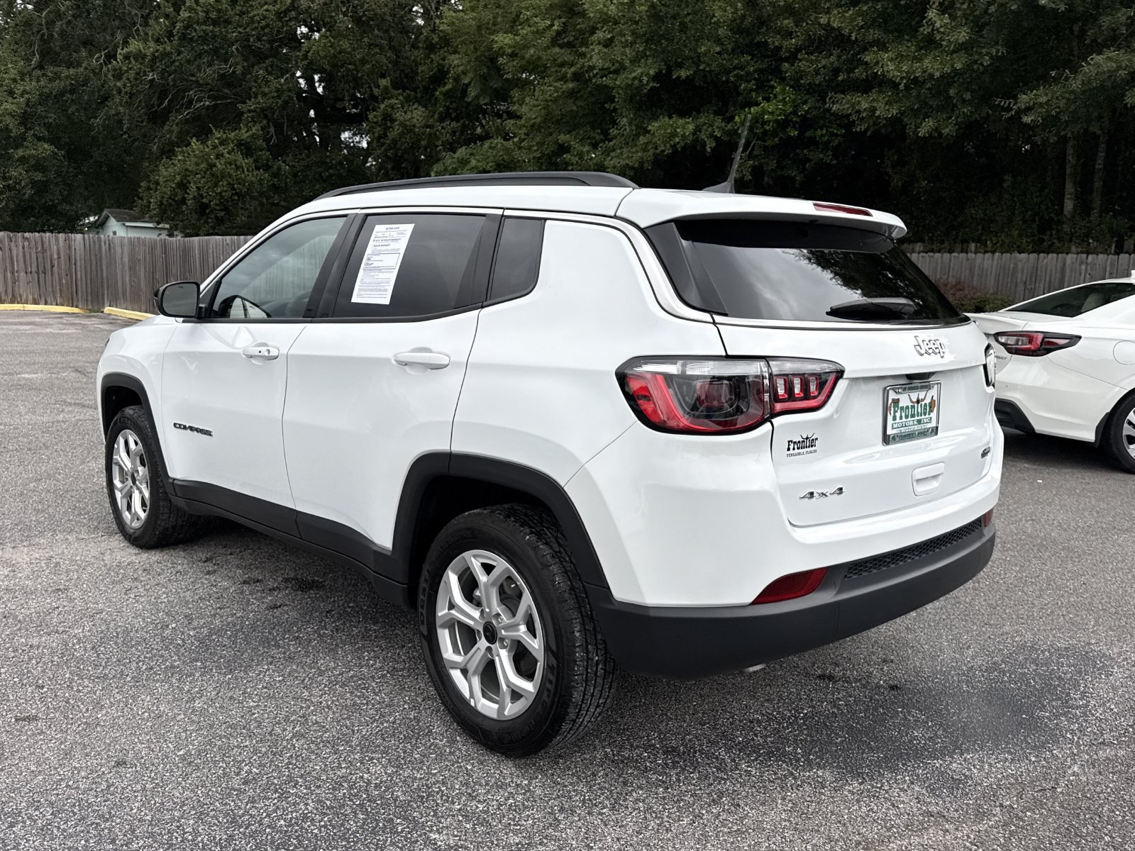 Used 2025 Jeep Compass Latitude AWD/4WD image 3