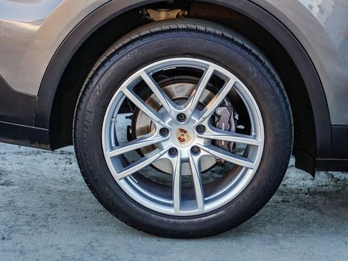 Used 2023 Porsche Cayenne Platinum Edition image 12