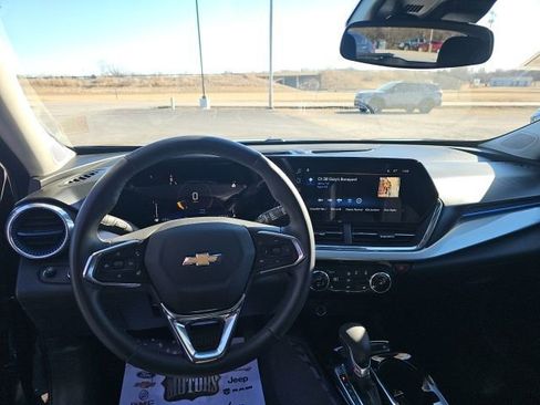 Used 2025 Chevrolet Trax LT w/ LT Convenience Package image 16