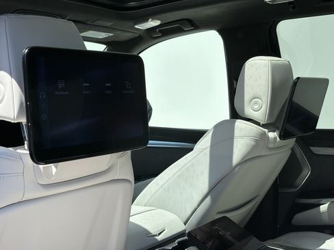 Certified 2025 Cadillac Escalade ESV V AWD/4WD image 14
