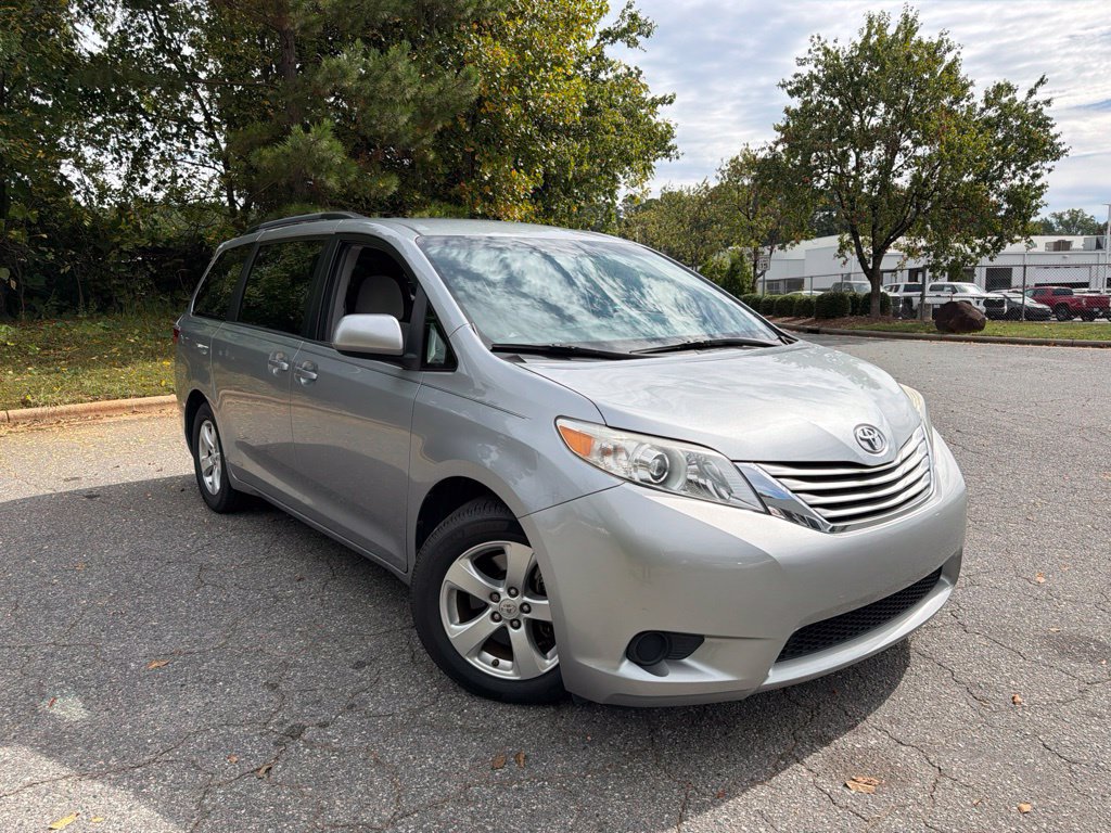 Used 2017 Toyota Sienna LE FWD image 11