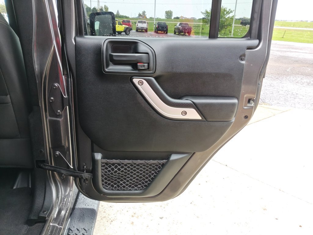 Used 2018 Jeep Wrangler Unlimited Sahara w/ Connectivity Group AWD/4WD image 17
