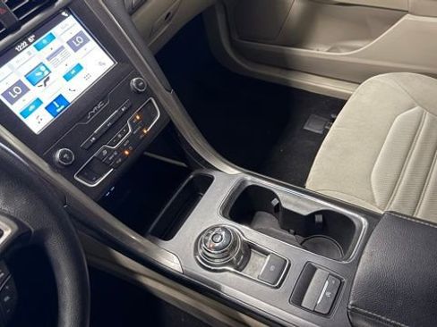 Used 2019 Ford Fusion SE FWD image 31