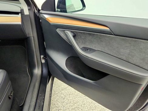 Used 2024 Tesla Model Y Long Range RWD image 31