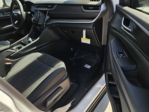 New 2026 Jeep Grand Cherokee L Laredo image 8