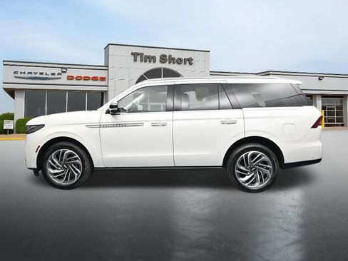 Used 2025 Lincoln Navigator Reserve AWD/4WD image 2