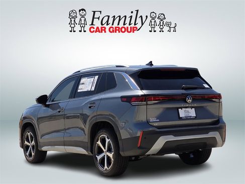 New 2025 Volkswagen Tiguan SE image 3