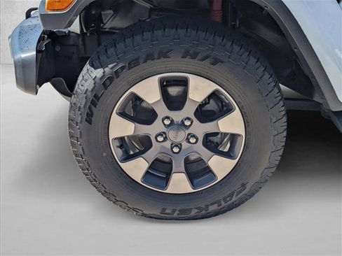 Used 2018 Jeep Wrangler Unlimited Sahara AWD/4WD image 9