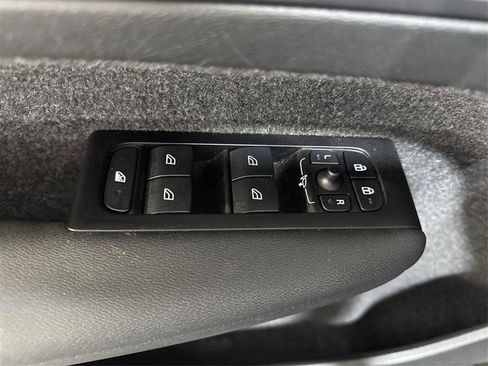 Used 2022 Volvo XC40 T5 Momentum image 30