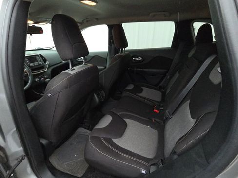 Used 2017 Jeep Cherokee Sport FWD image 13