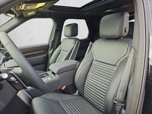 Certified 2024 Land Rover Discovery Dynamic SE image 10