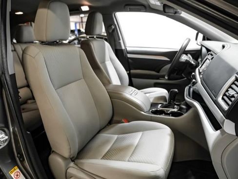 Used 2018 Toyota Highlander LE image 35