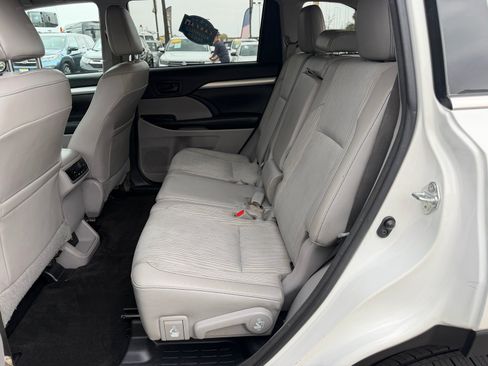 Used 2017 Toyota Highlander Plus w/ Carpet Mat Package FWD image 13
