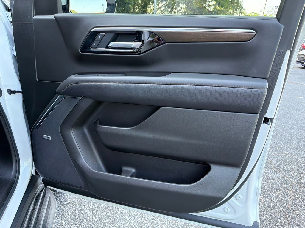 Used 2025 Chevrolet Tahoe High Country RWD image 14