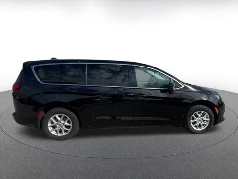 Used 2024 Chrysler Voyager LX image 16
