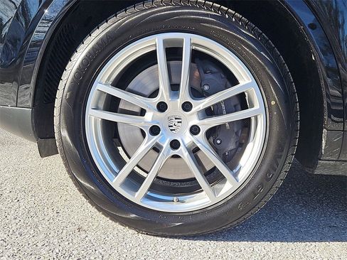 Certified 2023 Porsche Cayenne Platinum Edition image 11