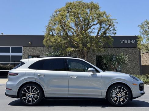 Used 2021 Porsche Cayenne Turbo AWD/4WD image 4