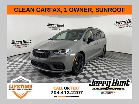 Used 2025 Chrysler Pacifica Limited image 1