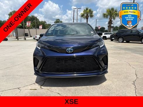 Used 2025 Toyota Sienna XSE FWD image 2