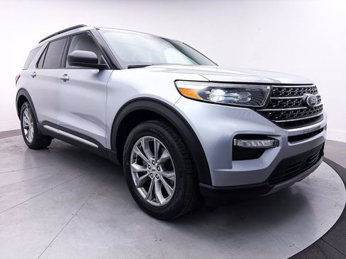 Used 2022 Ford Explorer XLT w/ Equipment Group 202A image 9