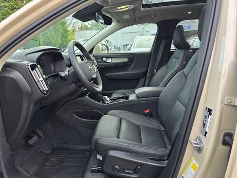 Used 2025 Volvo XC40 B5 Plus w/ Climate Package image 20
