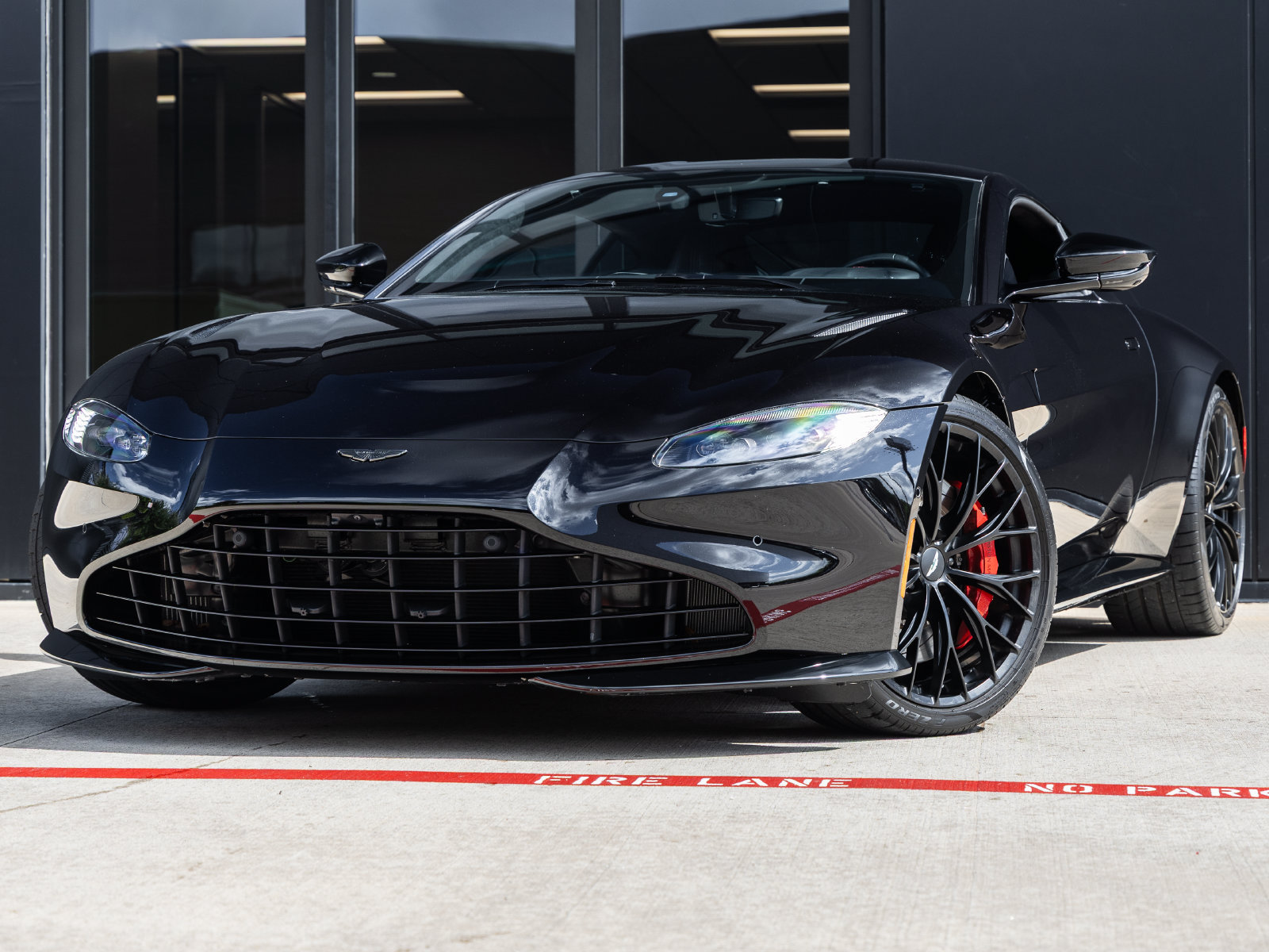 Used 2023 Aston Martin V8 Vantage Coupe RWD image 1