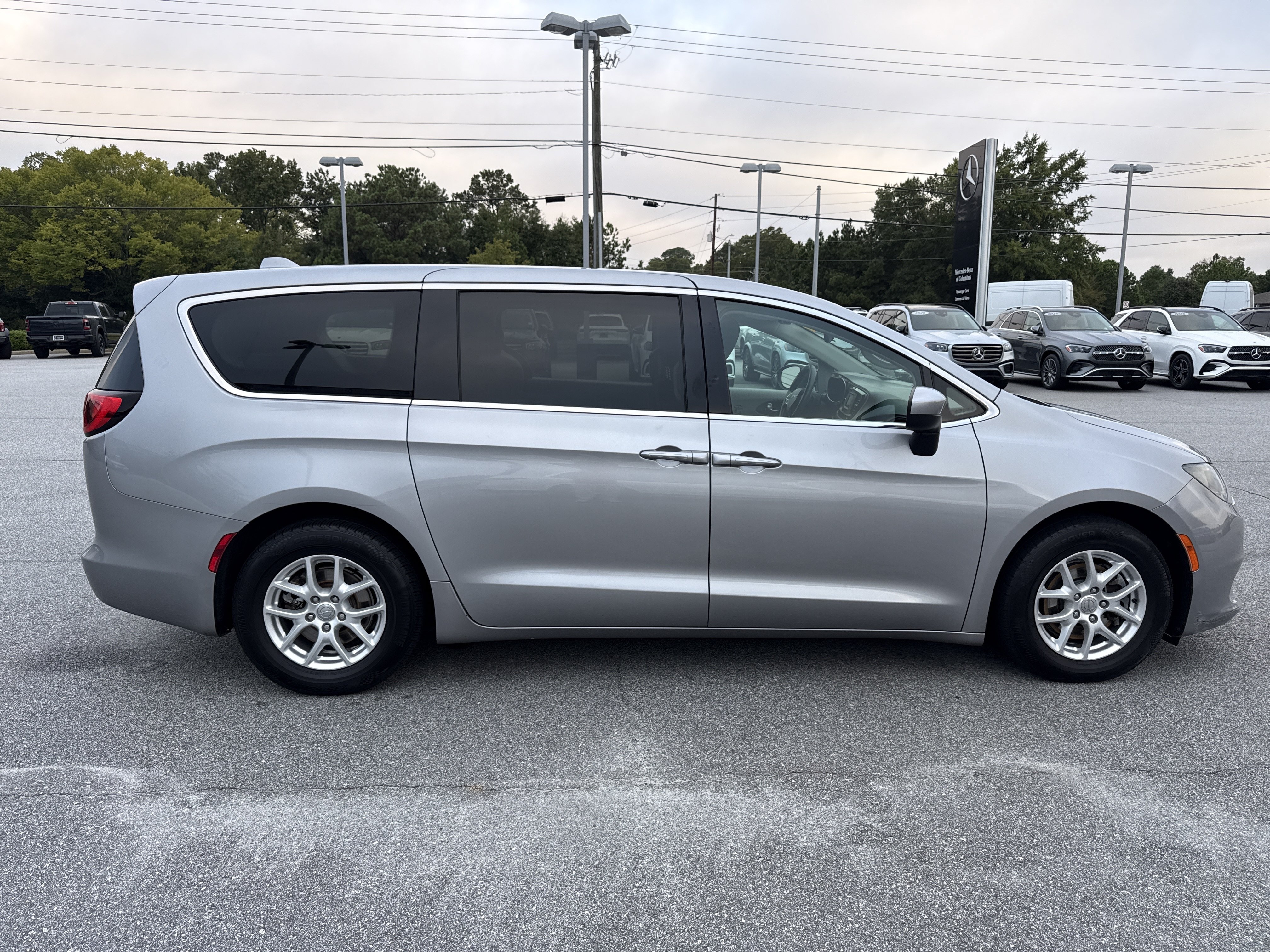 Used 2017 Chrysler Pacifica LX FWD image 13