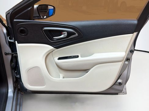 Used 2016 Chrysler 200 Limited FWD image 29