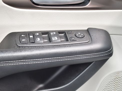 Used 2023 Chrysler Voyager LX FWD image 16