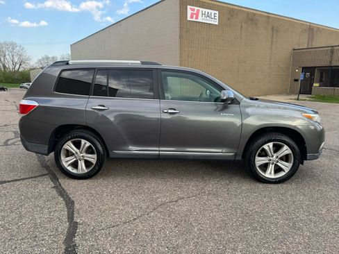 Used 2011 Toyota Highlander Limited w/ Tow Pkg image 11