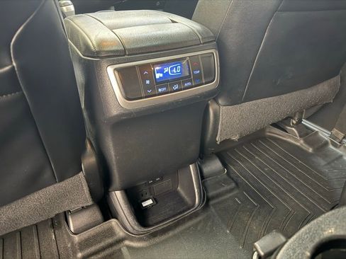 Used 2017 Toyota Highlander SE image 18