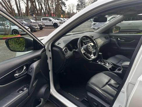 Used 2017 Nissan Rogue SL w/ SL Premium Package image 19