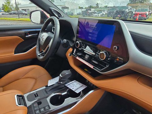 New 2026 Toyota Highlander Platinum image 12