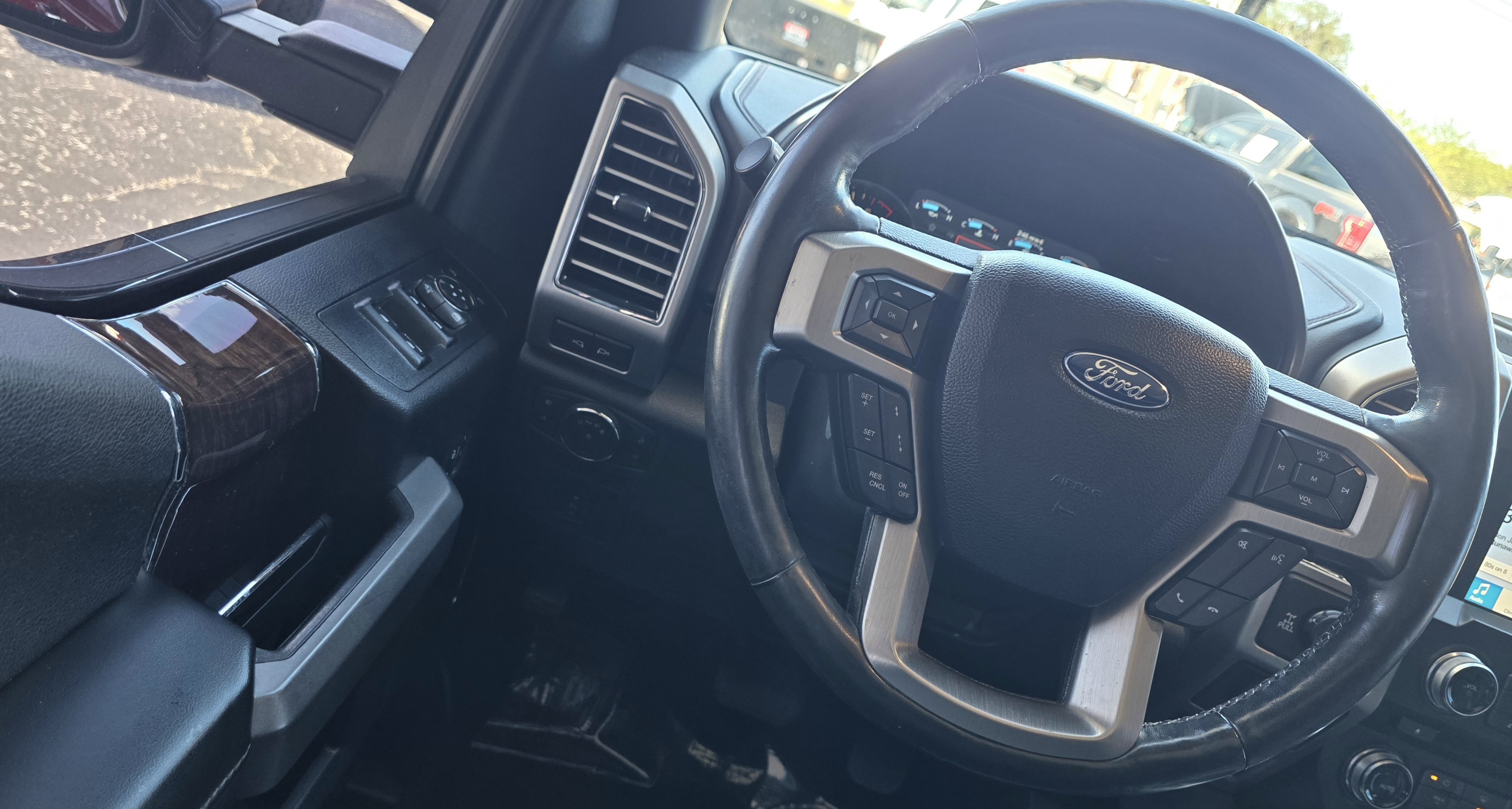 Used 2017 Ford F150 Platinum w/ Equipment Group 701A Luxury AWD/4WD image 19