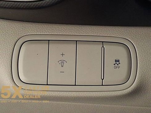 Certified 2024 Hyundai Venue SEL image 31